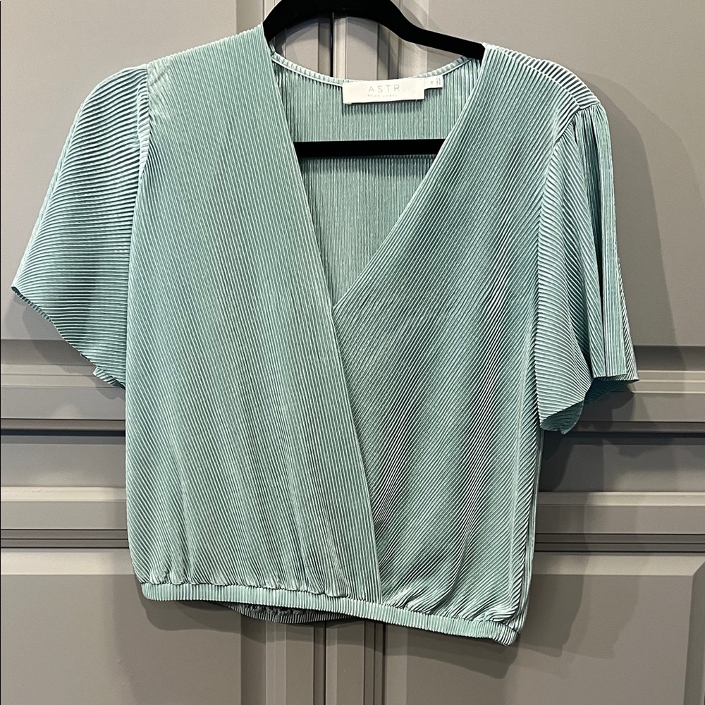 ASTR Women's Mint Green Pleated Blouse